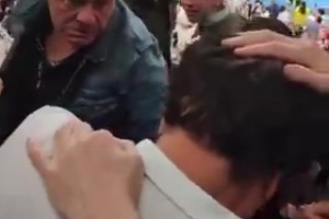 巴薩球員泄憤踢球，皇馬球迷無(wú)辜被打中